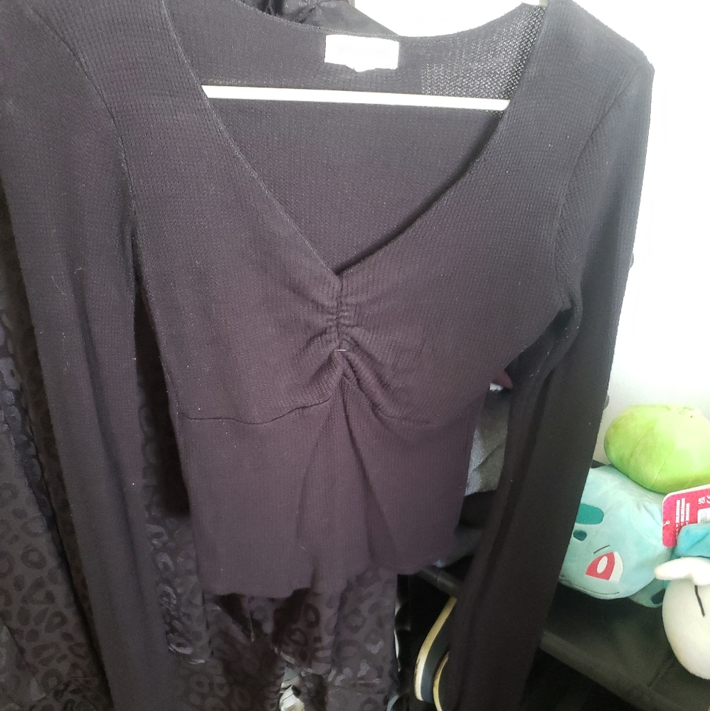 black long sleeve cropped tee